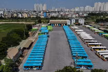 Hàng trăm xe buýt ở Hà Nội chờ ngày lăn bánh trở lại