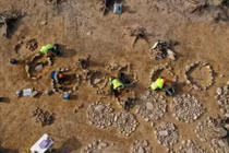 Bí ẩn vòng tròn đá cổ bao quanh mộ cổ trẻ em 2.800 tuổi