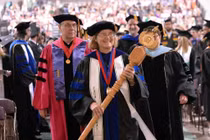 Giải mã ý nghĩa của quyền trượng trong lễ tốt nghiệp ở phương Tây 