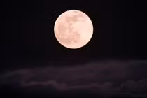 Trăng hồng, mưa sao băng... hiện tượng thiên văn bùng nổ bầu trời tháng 4/2025 