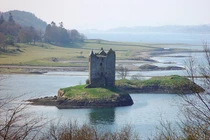 Vẻ đẹp ma mị lâu đài cổ bị bỏ hoang ở Scotland