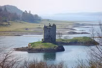 Vẻ đẹp ma mị lâu đài cổ bị bỏ hoang ở Scotland