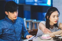 Mất 1 chỉ vàng cưới, chồng nghi vợ rồi bắt ngủ đứng trong đêm tân hôn