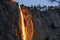 Độc đáo hiện tượng “thác lửa” cực hiếm gặp ở Mỹ