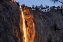 Độc đáo hiện tượng “thác lửa” cực hiếm gặp ở Mỹ