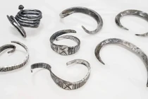 Dùng máy dò kim loại, sinh viên Đan Mạch tìm thấy kho báu giá trị