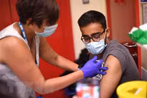 "Quái vật" Delta tiếp tục lộng hành, đã tới lúc cần vắc xin COVID-19 mới? 