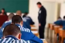 Con trai bị trẻ hàng xóm dìm chết, mẹ phẫn uất đi tạt axit trả thù