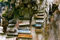 Bí mật ẩn giấu bên trong những cỗ quan tài treo nổi tiếng Philippines