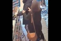 Video: Người phụ nữ liều mạng đánh trả tên cướp và cái kết bất ngờ