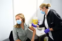 COVID-19: Tiêm vắc xin liều 3, vì sao CDC châu Âu khuyên không cần thiết? 