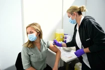 COVID-19: Tiêm vắc xin liều 3, vì sao CDC châu Âu khuyên không cần thiết? 