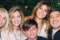 Huyền thoại Maradona giàu cỡ nào các con triền miên kiện tụng chia tài sản? 