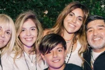 Huyền thoại Maradona giàu cỡ nào các con triền miên kiện tụng chia tài sản? 