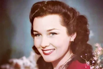 Bất ngờ lý do hoàng hậu tuyệt sắc Iran bị gia đình chồng “ghẻ lạnh" 