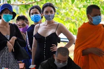 Xếp hàng chờ vào tiếp tế cho người cách ly ở TP.HCM