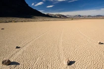 Kỳ bí những hòn đá ''có chân chạy'' gây xôn xao nước Mỹ