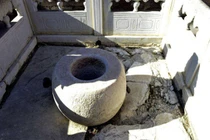 Tử Cấm Thành có hàng chục giếng nước nhưng không ai dám uống vì... 