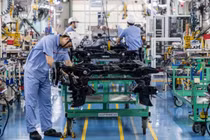 Vì sao giá ô tô tại Việt Nam cao gấp đôi Thái Lan?