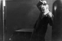 Loạt ảnh khiến trùm phát xít Hitler xấu hổ, muốn 'chôn vùi mãi mãi'