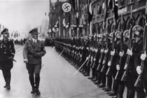 Sốc với “búp bê tình yêu” Hitler đặt làm cho binh sĩ Đức