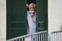 Phạt 3 người không đeo khẩu trang ở Trúc Bạch