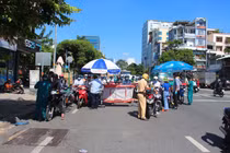 Ưu tiên người có vé máy bay đi nước ngoài qua các chốt kiểm soát dịch