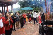 Tết Nguyên Đán, Hà Nội và miền Bắc mưa rét: Người dân vẫn tấp nập đi chùa cầu may