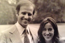 Bí ẩn "bóng hồng" sát cánh cùng ông Biden suốt 74 năm 