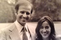 Bí ẩn "bóng hồng" sát cánh cùng ông Biden suốt 74 năm 