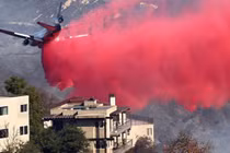 Giải mã bột chữa cháy màu hồng được dùng để đối phó cháy rừng