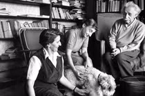 Ảnh “quý như vàng” về cuộc sống của thiên tài Einstein giai đoạn 1930 - 1950