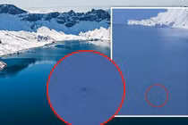 Bí ẩn “quái vật” khổng lồ náu mình dưới hồ thiêng Trung Quốc 