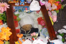 Rùng mình quan tài bé trai 1 tuổi bật nắp liên hồi 