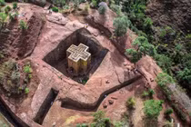 Choáng ngợp nhà thờ hình cây thánh giá khắc từ đá nguyên khối