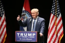 Tổng thống Trump mắc COVID-19, nhiều cử tri vẫn tin đại dịch là trò lừa