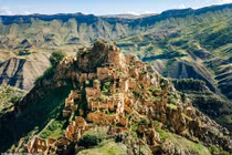 Ghé thăm ngôi làng cổ nằm cheo leo trên đỉnh núi ở Nga