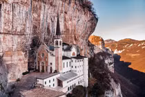 Ấn tượng nhà thờ cheo leo trên vách núi đá nổi tiếng châu Âu