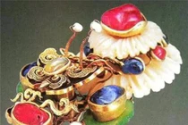 Mộ cổ bất ngờ nổ tung, vàng bạc châu báu thi nhau vương vãi 