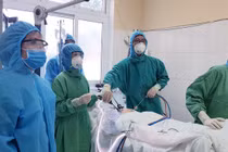 Vỡ òa niềm vui bé gái chào đời trong phòng cách ly