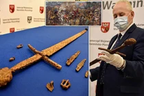 Bí mật thanh kiếm cổ hơn 600 tuổi tìm thấy ở Ba Lan