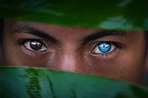 Kỳ lạ bộ tộc ở Indonesia có đôi mắt đổi màu hiếm gặp 