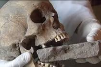 Bí ẩn những bộ hài cốt “ma cà rồng“