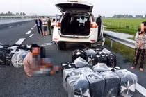 Bắt giữ nhóm người vận chuyển 14.000 gói thuốc lá lậu