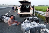Bắt giữ nhóm người vận chuyển 14.000 gói thuốc lá lậu