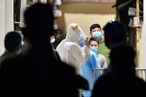 Cận cảnh phong toả ngõ phố trong đêm vì có ca dương tính SARS-CoV-2