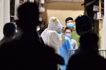 Cận cảnh phong toả ngõ phố trong đêm vì có ca dương tính SARS-CoV-2