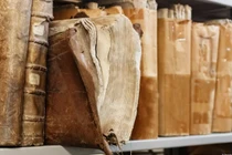 Sự thật rùng mình những cuốn sách bọc da kỳ bí nhất thế giới 