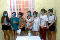 7 cô gái phê ma túy trong phòng VIP quán karaoke