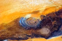 Choáng với “con mắt” khủng nhất thế giới nằm giữa sa mạc